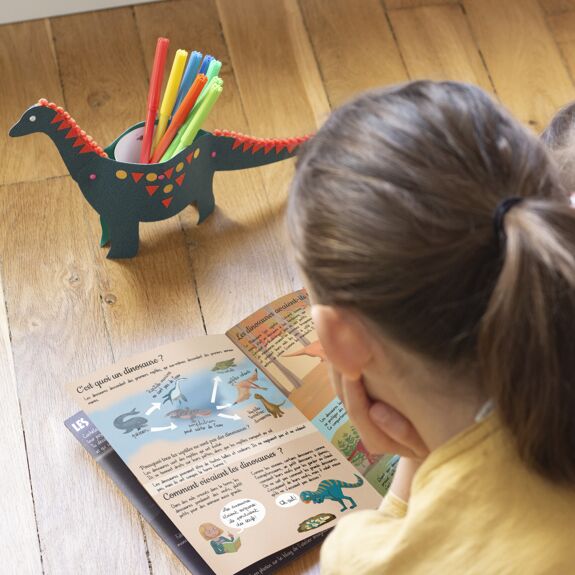 Coffret Créatif Pot à Crayon Diplodocus + Livret – L’Atelier Imaginaire