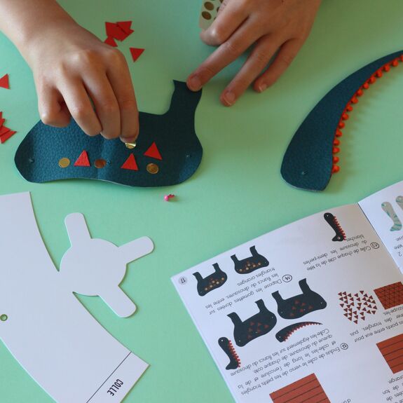 Coffret Créatif Pot à Crayon Diplodocus + Livret – L’Atelier Imaginaire