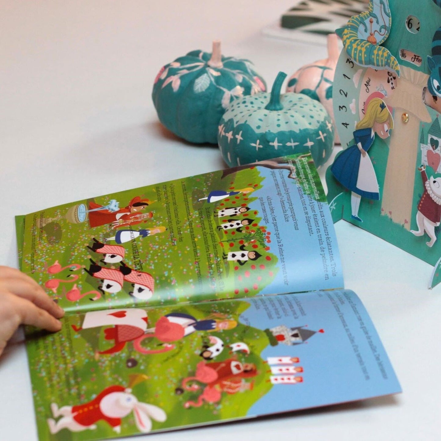 Coffret Créatif Alice au Pays des Merveilles + Livret – L’Atelier Imaginaire